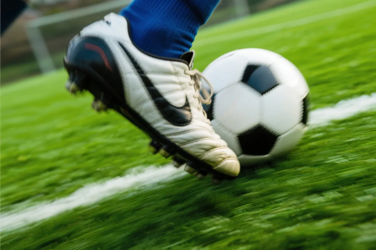 绿茵场上的射门瞬间
